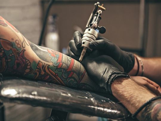 Tatuaże i makijaż permanentny będą bezpieczniejsze. Kilka tysięcy substancji zakazanych przez Unię Europejską 