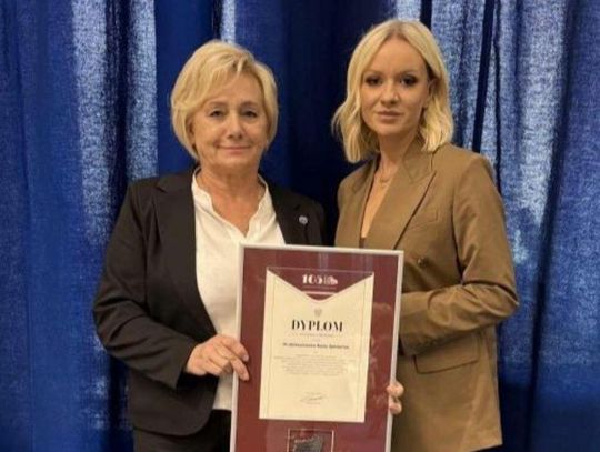 Wojewoda lubelski Krzysztof Komorski podczas I Kongresu Senioralnego uhonorował dyplomem uznania Hrubieszowską Radę Seniorów.