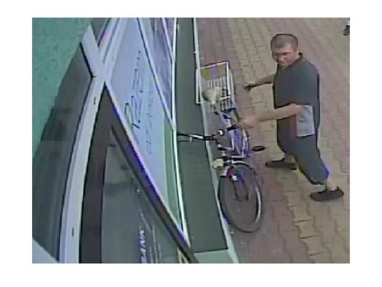 Ten mężczyzna ukradł rower spod banku. Kto go poznaje?
