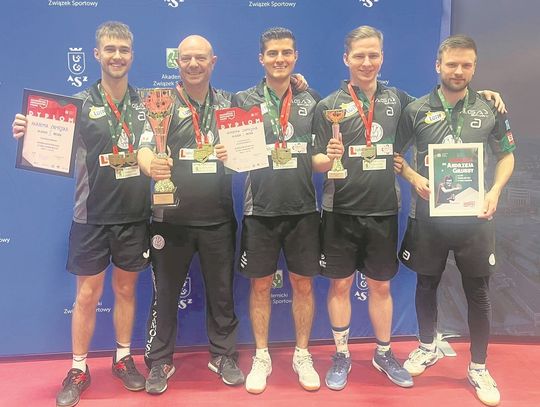 Akademickimi mistrzami Polski w drużynowym tenisie stołowym AD 2023 zostali: Jakub Folwarski, Jan Zandecki, Damian Węderlich i Konrad Kulpa.