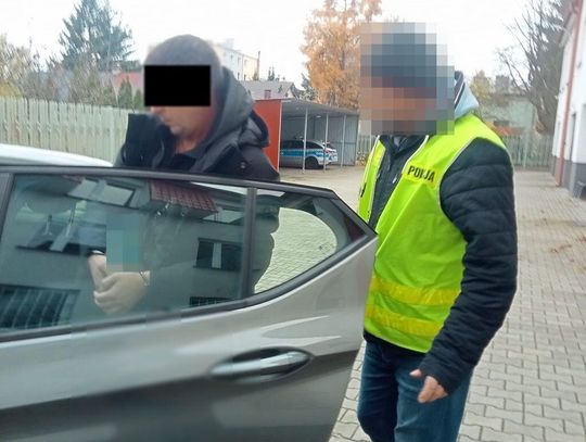 Przeprowadzone badanie wykazało, że 43-latek ma w organizmie niemal 2 promile alkoholu. Mężczyzna trafił do policyjnego aresztu.