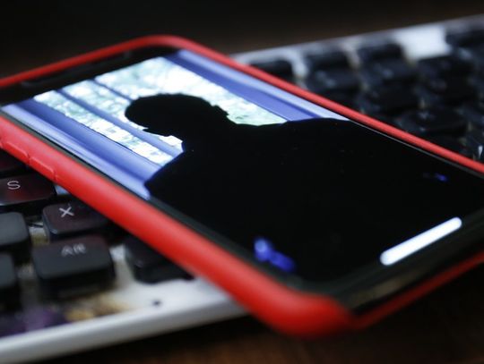 Jeśli znajomy prosi cię o pieniądze przez komunikatory Messenger, WhatsApp czy Instagram – zawsze zadzwoń do tej osoby i potwierdź ich prośbę głosem.