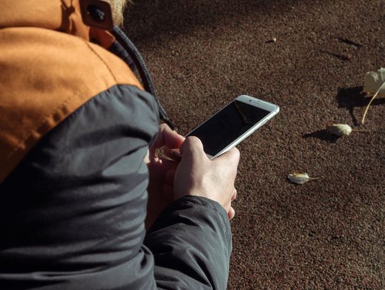 Szybki telefon na numer alarmowy i podane dyspozytorowi precyzyjne informacje pozwoliły na wysłanie załogi karetki pogotowia do ich nieprzytomnej matki.