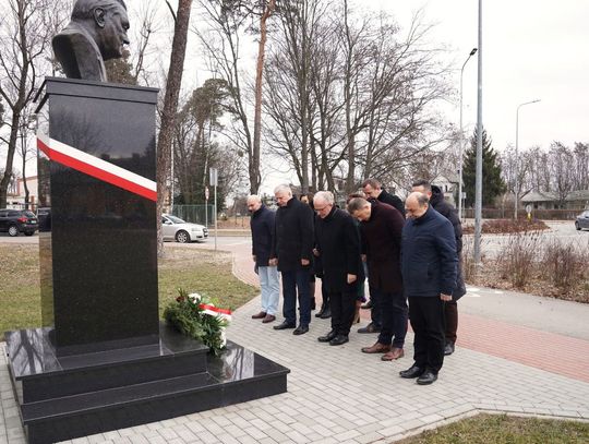 7 lutego 2025 roku przedstawiciele Powiatu Tomaszowskiego oddali hołd Janowi Olszewskiemu.