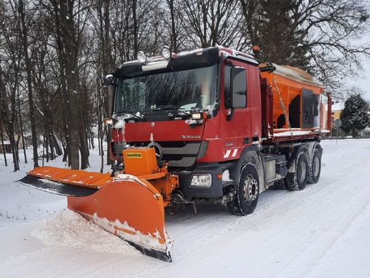 Służby Zarządu Dróg Powiatowych w Tomaszowie Lubelskim odśnieżają drogi powiatowe od wtorku 28 listopada.