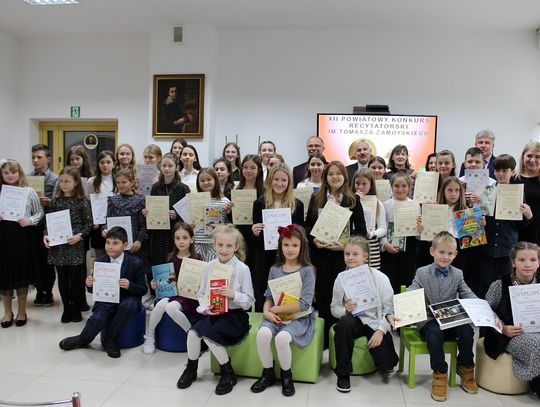 Laureaci konkursu recytatorskiego organizowanego przez MBP w Tomaszowie Lubelskim.