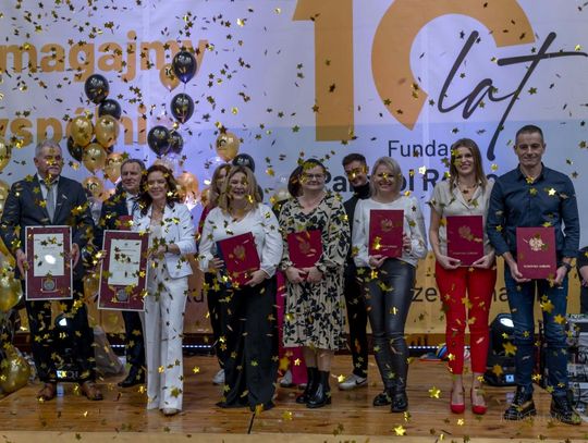 Podczas hucznych urodzin Fundacji Parasol Roztocza Roman Rak – fundator fundacji, właściciel RST Roztocze oraz WSK Tomaszów Lubelski, oraz Wioletta Kozyra – prezes Fundacji, otrzymali Dyplom Uznania od Wojewody Lubelskiego za działalność charytatywną.