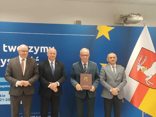 Starosta tomaszowski odbiera umowę na realizację projektu pt. „Kompleksowa aktywizacja zawodowa osób bezrobotnych z powiatu tomaszowskiego (III)”.