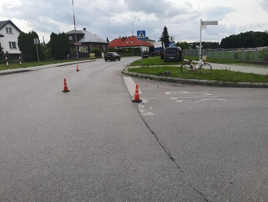 Kierująca rowerem mieszkanka Tomaszowa Lubelskiego z urazem nogi została przewieziona do szpitala.