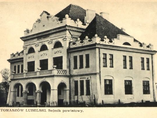 Inspiracji do konkursu można szukać także w Internecie. Na zdjęciu budynek dawnego Sejmiku Powiatowego (aktualnie budynek Urzędu Miasta w Tomaszowie Lubelskim).