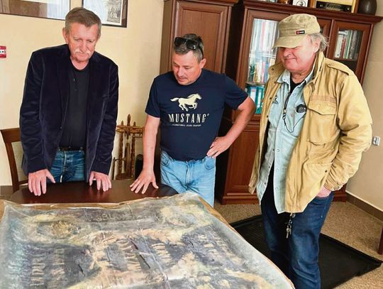 Maciej Podgórski (w środku) przekazał cenne znalezisko do Muzeum Regionalnego w Tomaszowie Lubelskim.