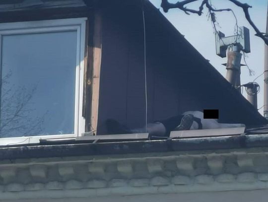 28-letni mężczyzna podejrzany o liczne włamania i kradzieże ukrył się przez policjantami z Tomaszowa Lubelskiego na dachu.