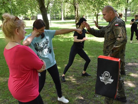 24 i 25 czerwca w parku miejskim w Tomaszowie Lubelskim odbyły się bezpłatne zajęcia z wojskowymi instruktorami.