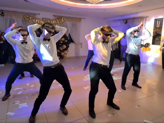 Kadr z filmu. Studniówka w Zespole Szkół Techniczno-Motoryzacyjnych w Tomaszowie Lubelskim.