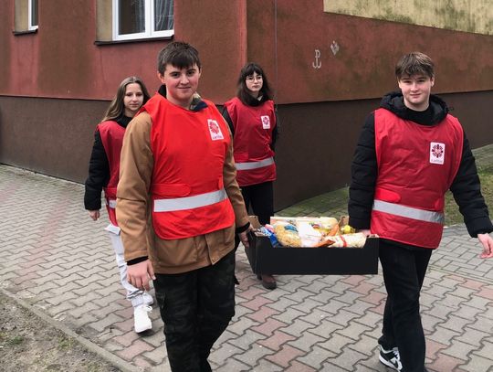 Paczki żywnościowe trafiły przed świętami do potrzebujących mieszkańców Tomaszowa.