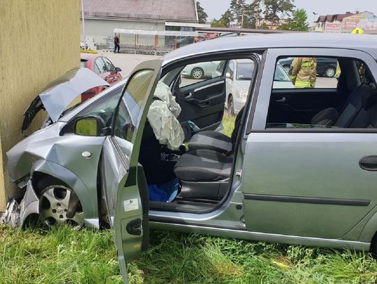 W Tomaszowie samochód zjechał na pas zieleni i uderzył w budynek trafostacji.