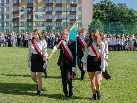 Uczniowie z Tomaszowa Lubelskiego uroczyście rozpoczęli nowy rok szkolny.