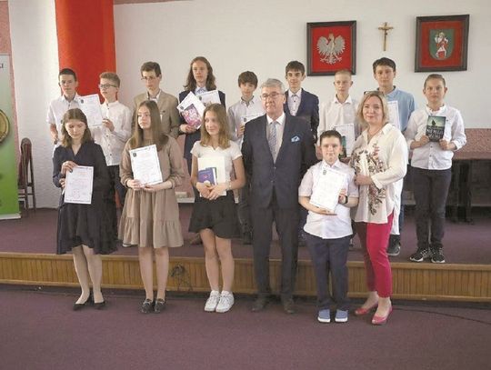 Na spotkaniu z burmistrzem Tomaszowa Lubelskiego wszyscy laureaci i finaliści konkursów przedmiotowych dostali listy gratulacyjne i książki.