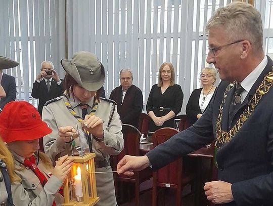 Harcerze z tomaszowskiego hufca przekazują burmistrzowi Tomaszowa Betlejemskie Światełko Pokoju.
