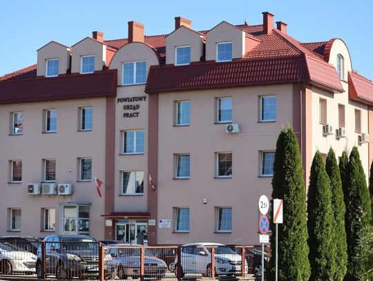 Powiatowy Urząd Pracy znalazł się w trudnym położeniu: przybywa mieszkańców potrzebujących pomocy w znalezieniu zatrudnienia, ale urząd ma do dyspozycji znacznie mniej środków. Bez dodatkowego finansowania możliwości przeciwdziałania bezrobociu będą coraz bardziej ograniczone.