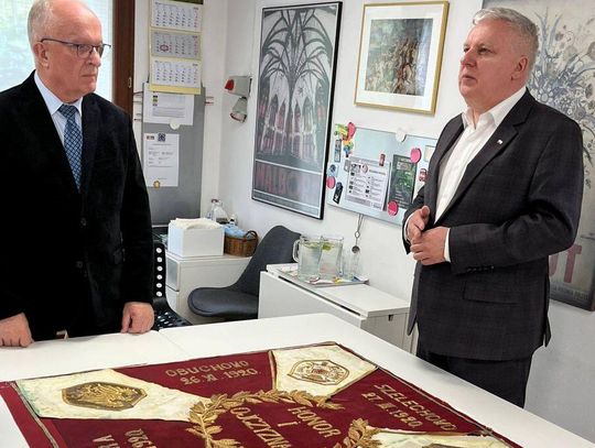 Poseł Tomasz Zieliński (z prawej), starosta tomaszowski Henryk Karwan (z lewej) oraz dyrektor Muzeum Regionalnego w Tomaszowie Robert Czyż w pracowni restauratorskiej w Milanówku, gdzie przechowywany jest sztandar 4. Pułku Strzelców Podhalańskich oraz proporzec mistrzowski 21. Dywizji Piechoty Górsk