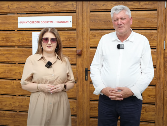 Zastępca burmistrza Tomaszowa Lubelskiego – Renata Miziuk i prezes PGKiM – Jan Fila zachęcają do dawania rzeczom drugiej szansy i wspierania mieszkańców.