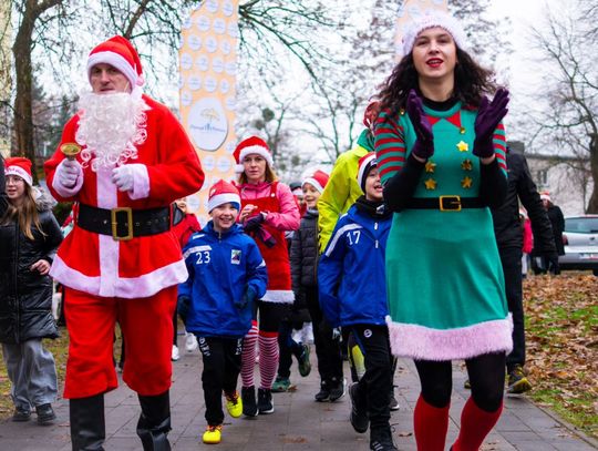 Uczestnicy Tomaszowskiego Biegu Mikołajkowego spotkali się 6 grudnia, by wspólnie przebiec dystans 5 kilometrów.