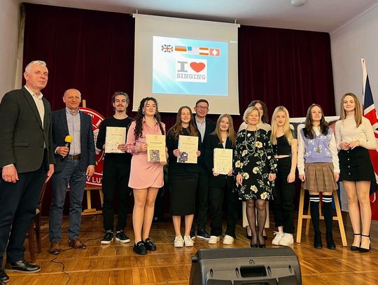 Laureaci Powiatowego Festiwalu Piosenki Obcojęzycznej w Tomaszowie Lub. z organizatorami.