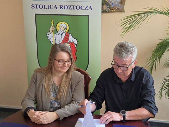 odpisanie umowy na realizację zadania pod nazwą: Dostawa, wdrożenie i integracja systemów informatycznych z uruchomieniem e-usług w ramach projektu „Cyfrowy MOF Tomaszowa Lubelskiego”.