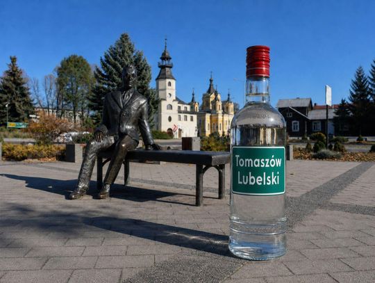 W 2025 roku w Tomaszowie Lubelskim na alkohol wydawano średnio: dziennie ok. 107,6 tys. zł, miesięcznie ok. 3,27 mln zł, na godzinę ok. 4,5 tys. zł, na minutę ok. 75 zł i na sekundę ok. 1,25 zł.
