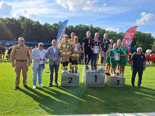 Najlepsi zawodnicy i drużyny Powiatowego Pikniku Młodzieżowych Drużyn Pożarniczych w Tomaszowie Lubelskim otrzymali dyplomy, medale i puchary.