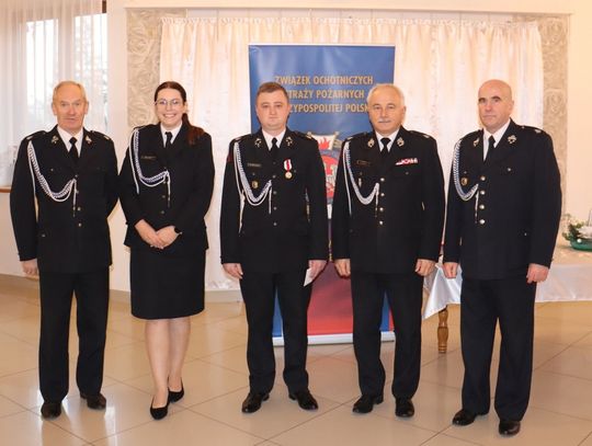 Tomaszów Lubelski: Strażacy podsumowali rok i wyróżnili bohaterskiego druha z OSP Wierszczyca Brązowym Medalem „Za Zasługi dla Pożarnictwa” w obecności gości uhonorowano druha Szymona Barana z OSP Wierszczyca. Strażak wykazał się niezwykłą odwagą, ratując mieszkańców płonącego budynku jeszcze przed przyjazdem służb ratunkowych.