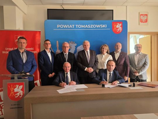 Podpisanie umowy na budowę dróg w powiecie tomaszowskim.