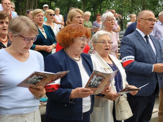 1 sierpnia również w Tomaszowie Lubelskim uczczono pamięć o Powstaniu Warszawskim. W parku miejskim śpiewano (nie)zakazane piosenki. Przygrywał chór Tomaszowiacy.
