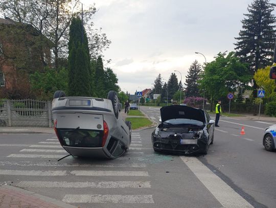 Tomaszów Lubelski: Wypadek na skrzyżowaniu. Fiat dachował po zderzeniu z alfą romeo