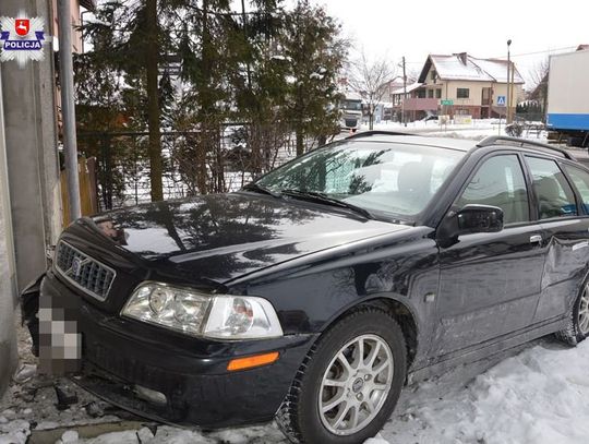 Tomaszów Lubelski: Wypadek na skrzyżowaniu Lwowskiej i Sienkiewicza. Volvo wjechało w dom