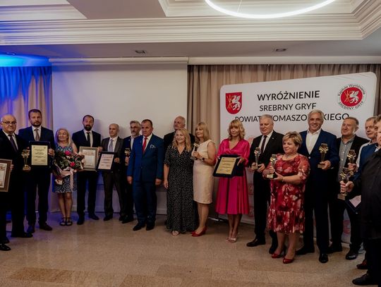 XVII Gala Wyróżnienia „Srebrny Gryf” Powiatu Tomaszowskiego odbyła się w piątek 30 czerwca w Hotelu Antoni w Łaszczówce-Kolonii. Oto jej laureaci.