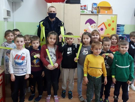 Tomaszowscy policjanci w szkołach. Mówią o bezpiecznych feriach