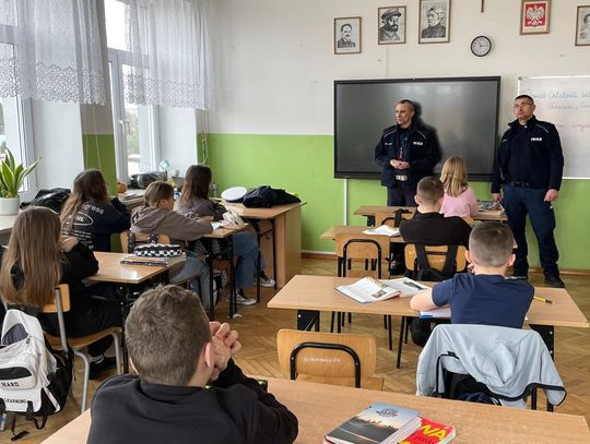 Mundurowi opowiadali uczniom z powiatu tomaszowskiego, jak bezpiecznie spędzać wolny czas podczas ferii zimowych.