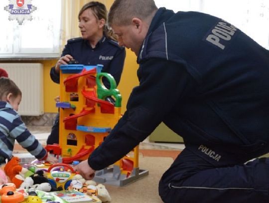 Tomaszowscy policjanci zrobili prezent dzieciakom i ich mamom z SOW w Tyszowcach