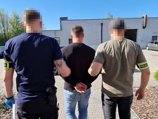Poszukiwany od kilku lat ukrywał się przed wymiarem sprawiedliwości poza granicami kraju. Został już doprowadzony do zakładu karnego, gdzie spędzi zasądzoną karę 4 lat i 6 miesięcy pozbawienia wolności.