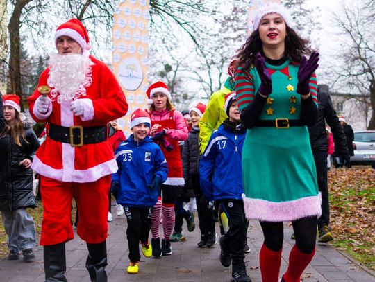8 grudnia 2024 r. i VI Tomaszowski Bieg Mikołajkowy uchwycony w kadrze.