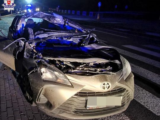 Toyota zmiażdżona po zderzeniu z ciągnikiem