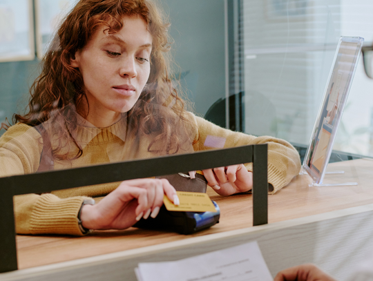 Polskie banki rezygnują z tradycyjnych kas. Coraz trudniej znaleźć też bankomaty.
