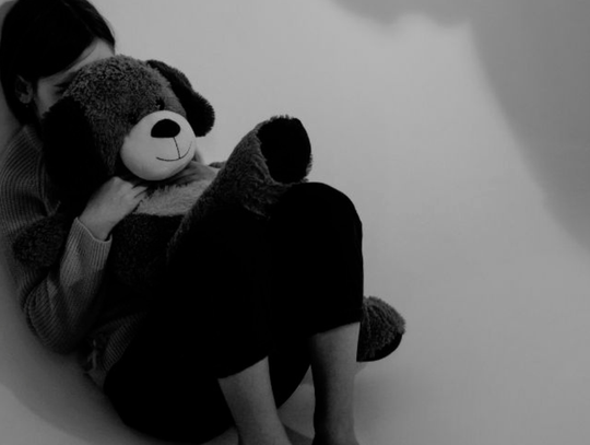 Dwa zdarzenia z udziałem najmłodszych, do których doszło w ostatnich dniach, ponownie zwracają uwagę na dramaty rozgrywające się za zamkniętymi drzwiami mieszkań.