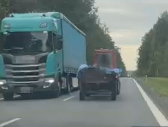 Traktorzysta z dwoma promilami i 10-latka w kabinie ciągnika! [FILM]