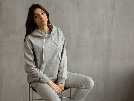 Trampki i spodnie dresowe – stylizacja na zwykły wiosenny dzień