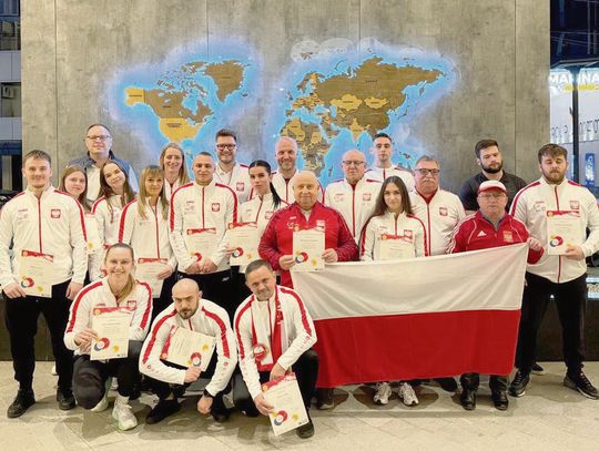 Uroczyste wręczenie nominacji na mistrzostwa Europy seniorów odbyło się w czwartek, 16 kwietnia podczas zgrupowania reprezentacji Polski w Batumi. Dyplomy wręczał prezes PZPC Zdzisław Żołopa z Biłgoraja. Fot. Facebook (Polish Weightlifting Federation 1925-2025)