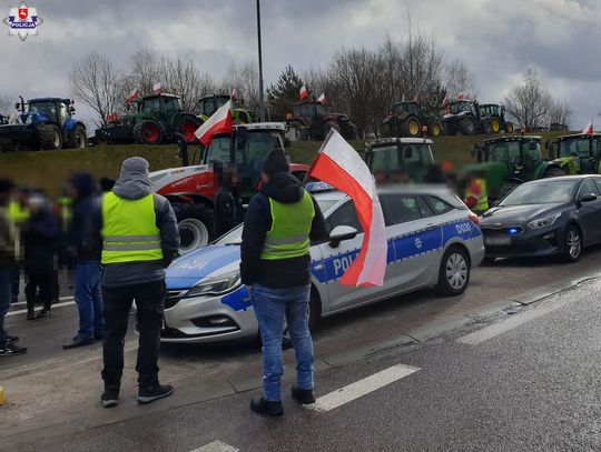 Trwa protest rolników w powiecie tomaszowskim. Jeśli możesz, nie jedź tamtędy [ZDJĘCIA]