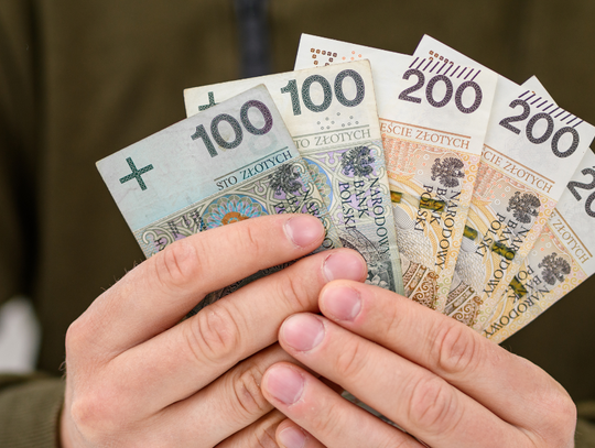 Trzynastki trafią na ich konta kilka dni wcześniej, niż to wynika z harmonogramu.